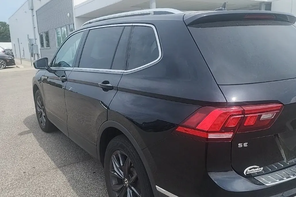2023 Volkswagen Tiguan SE photo 1