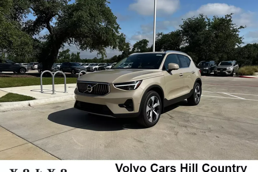 2025 Volvo XC40 Plus photo 1
