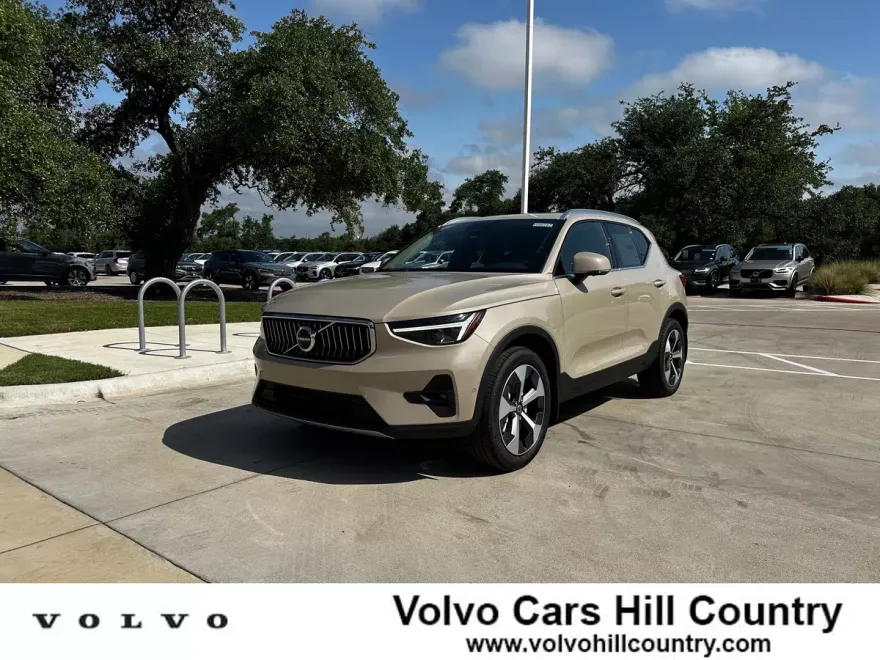 2025 Volvo XC40 Plus photo 1
