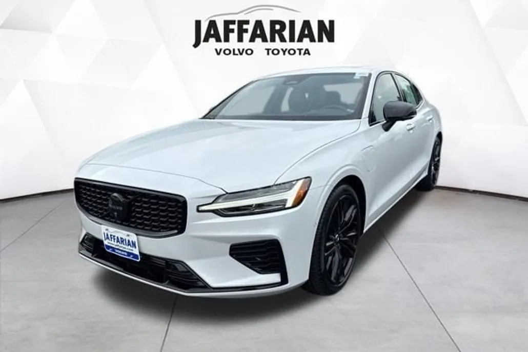 2025 Volvo S60 T8 Black Edition photo 1