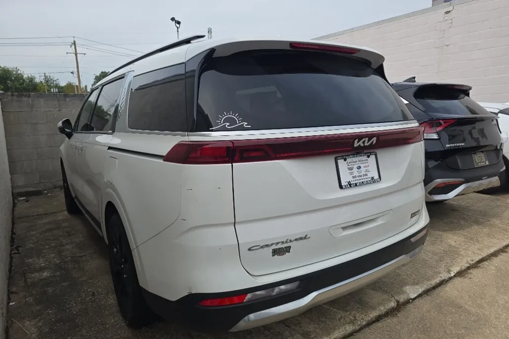 2022 Kia Carnival SX photo 1