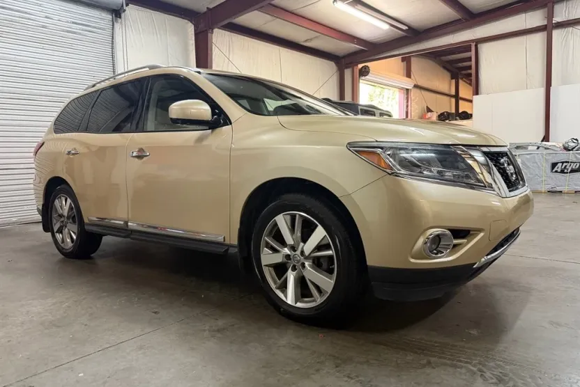 2013 Nissan Pathfinder Platinum photo 1