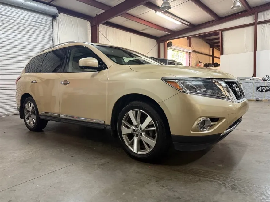 2013 Nissan Pathfinder Platinum photo 1