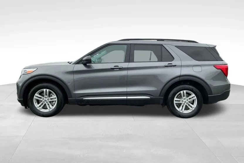 2023 Ford Explorer XLT photo 1