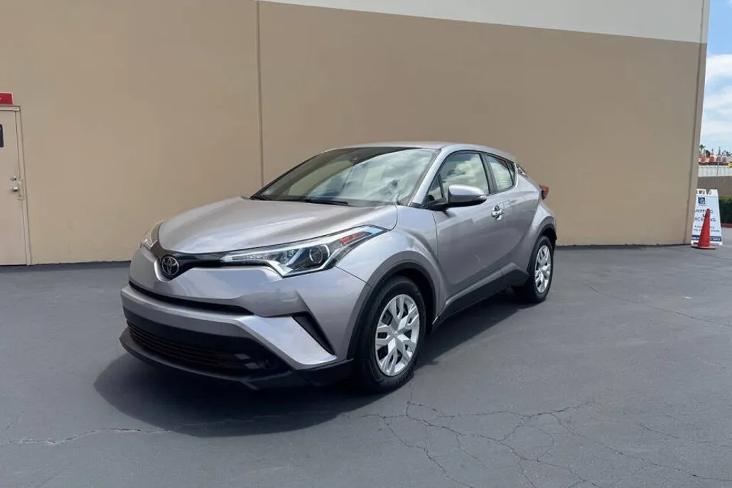 2019 Toyota C-HR LE photo 1