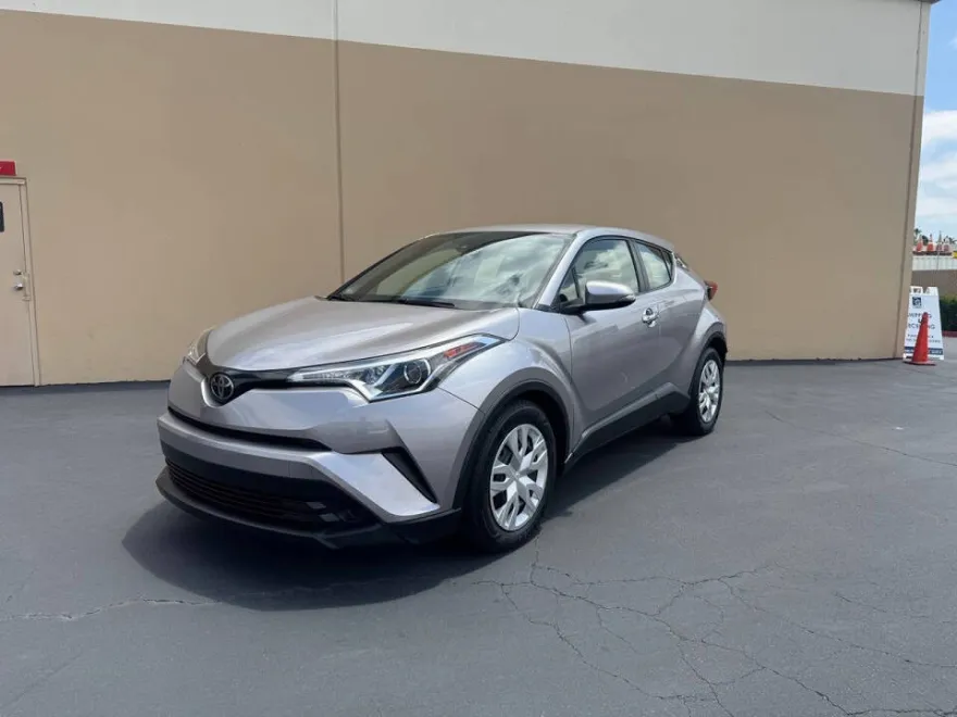 2019 Toyota C-HR LE photo 1