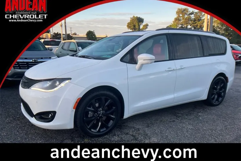 2020 Chrysler Pacifica Limited photo 1