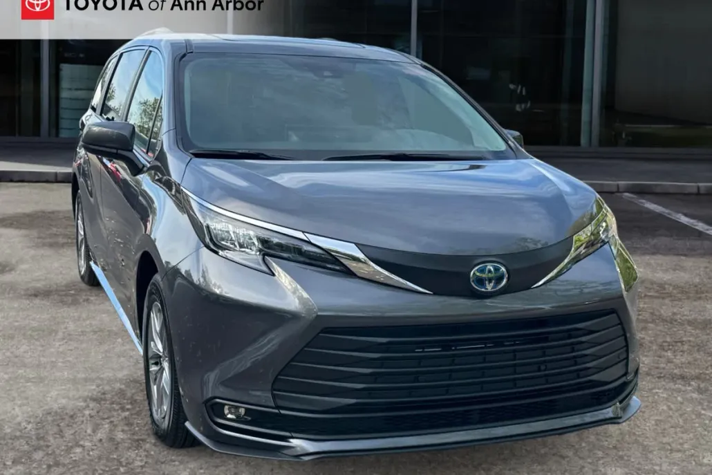 2025 Toyota Sienna XLE photo 1