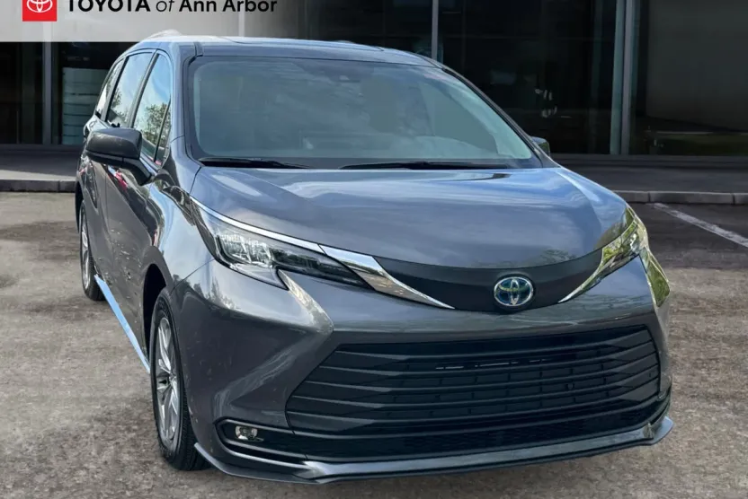 2025 Toyota Sienna XLE photo 1