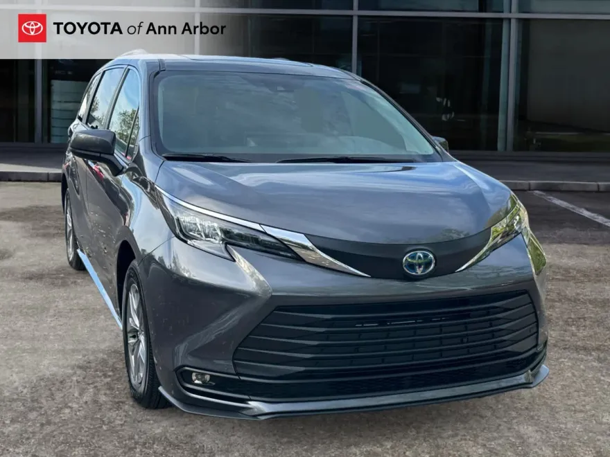 2025 Toyota Sienna XLE photo 1