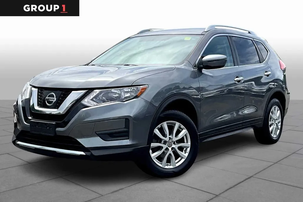 2017 Nissan Rogue SV photo 1