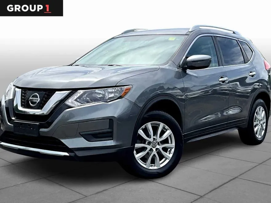 2017 Nissan Rogue SV photo 1