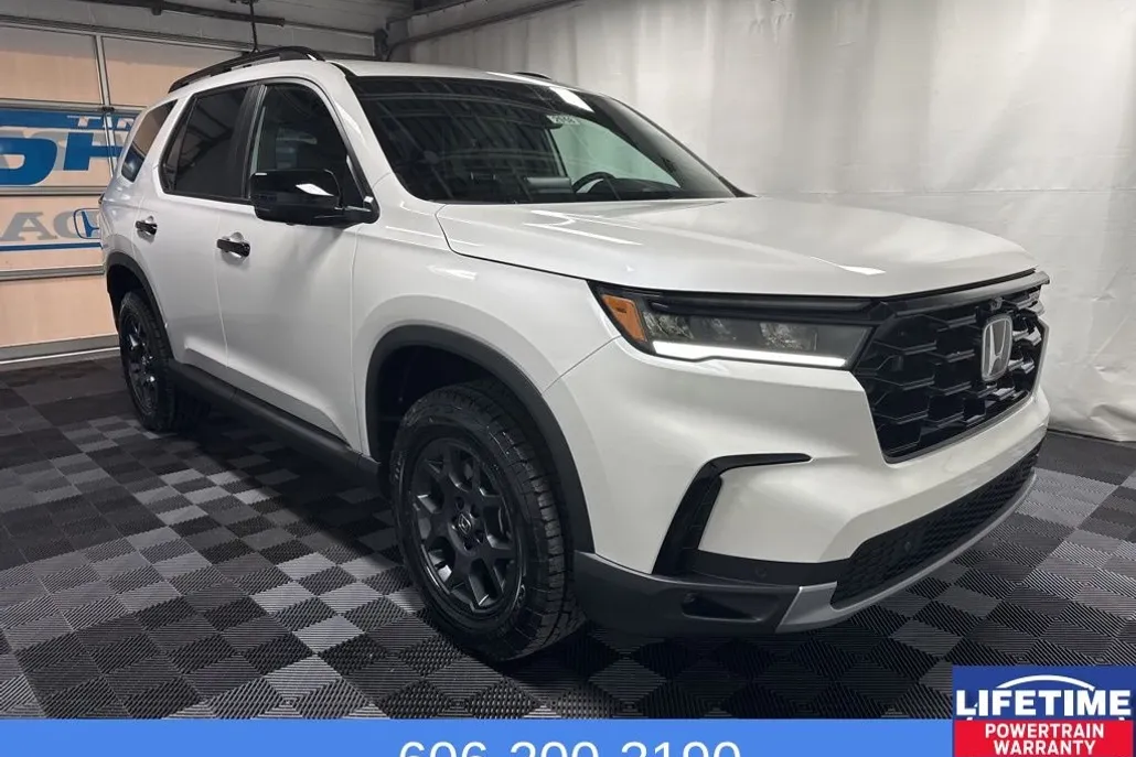 2025 Honda Pilot TrailSport photo 1