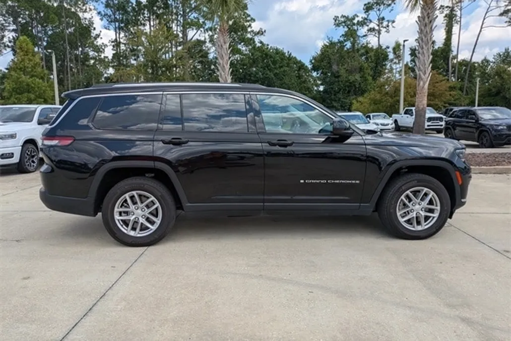 2023 Jeep Grand Cherokee Laredo photo 1