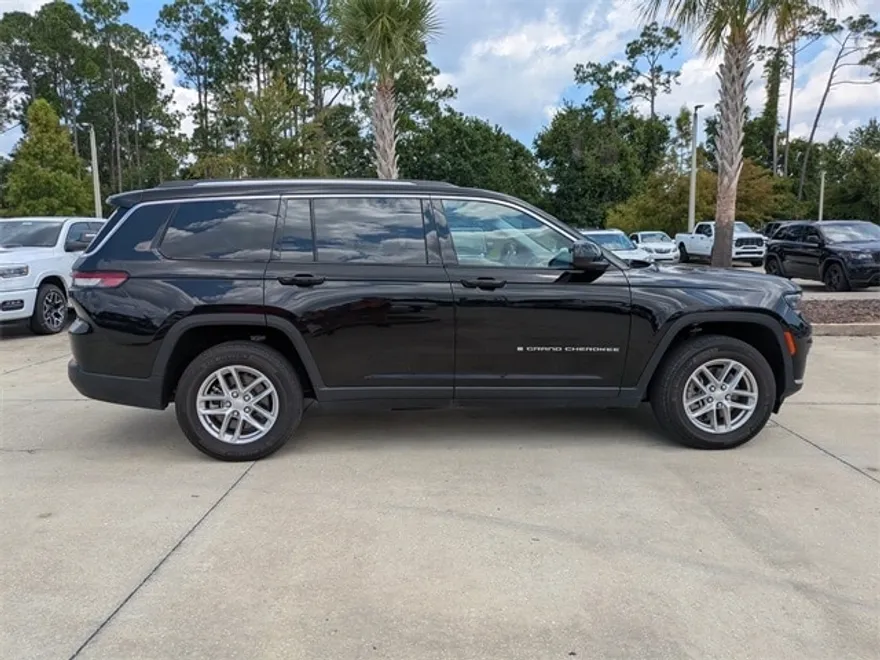 2023 Jeep Grand Cherokee Laredo photo 1