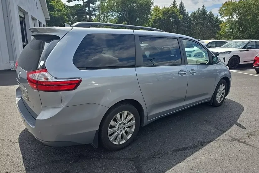 2016 Toyota Sienna Limited Premium photo 1