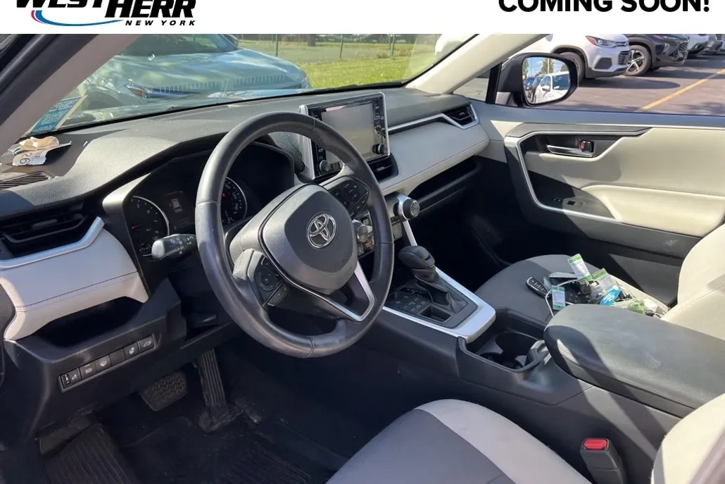 2019 Toyota RAV4 XLE photo 1
