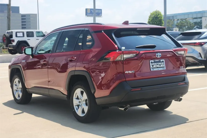 2021 Toyota RAV4 Hybrid XLE photo 1