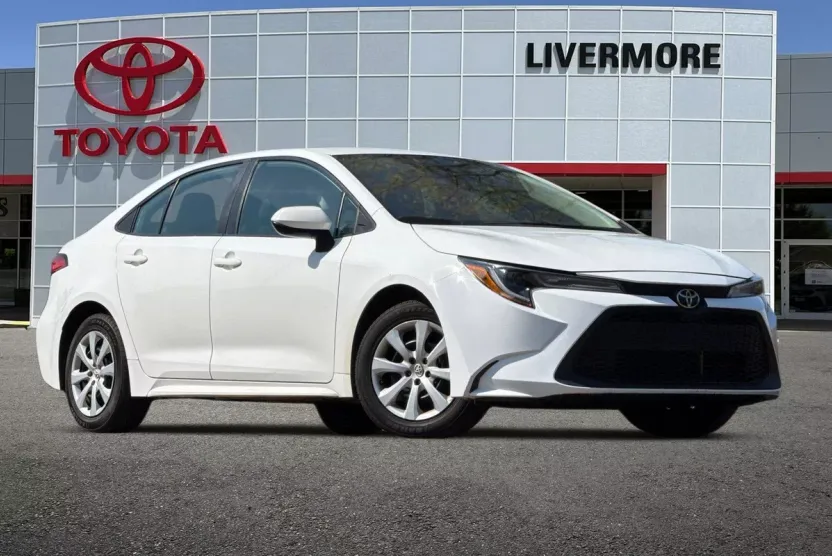 2021 Toyota Corolla LE photo 1