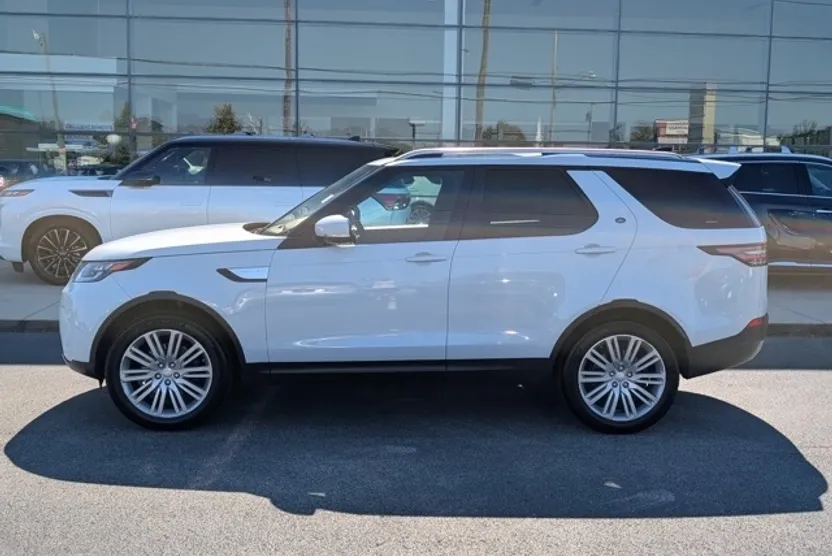 2017 Land Rover Discovery HSE Luxury photo 1