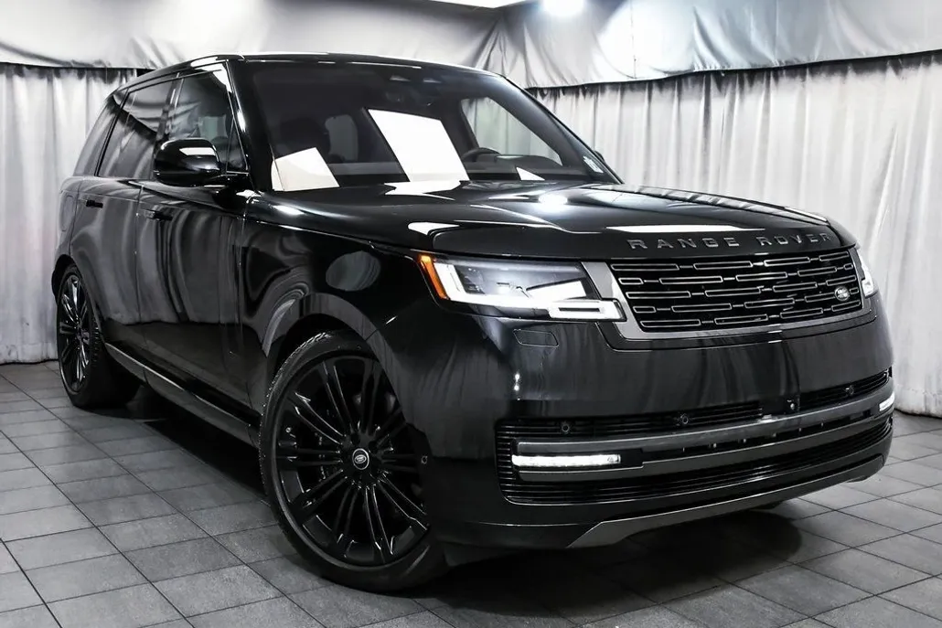 2023 Land Rover Range Rover SE photo 1