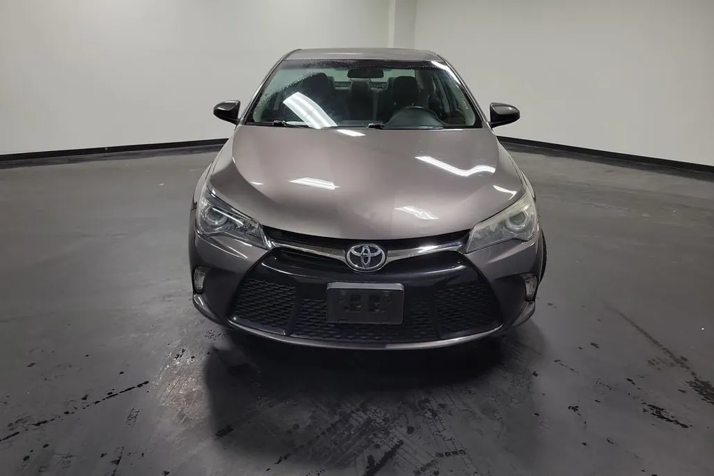 2017 Toyota Camry SE photo 1