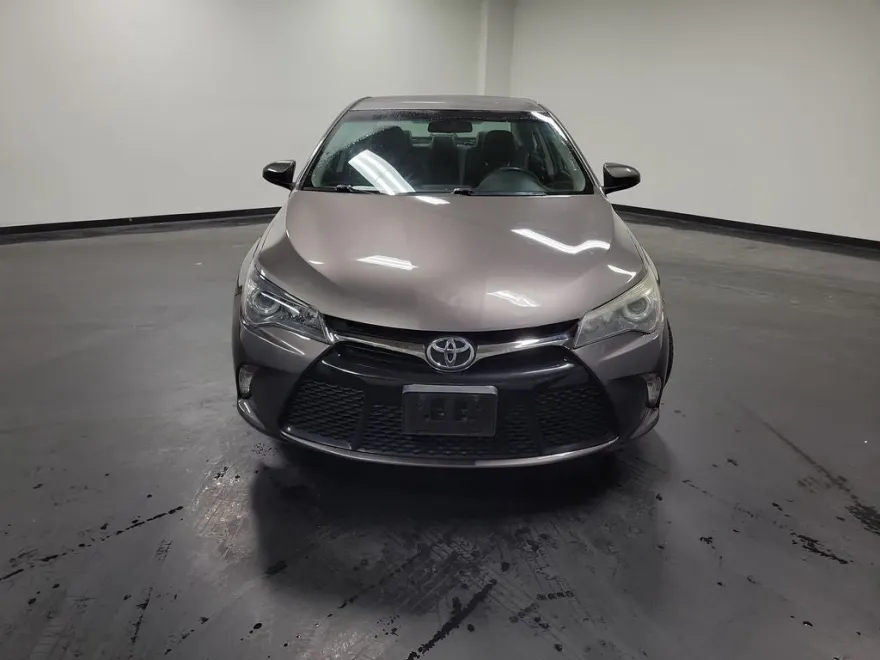 2017 Toyota Camry SE photo 1