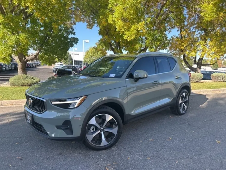 2025 Volvo XC40 Plus photo 1