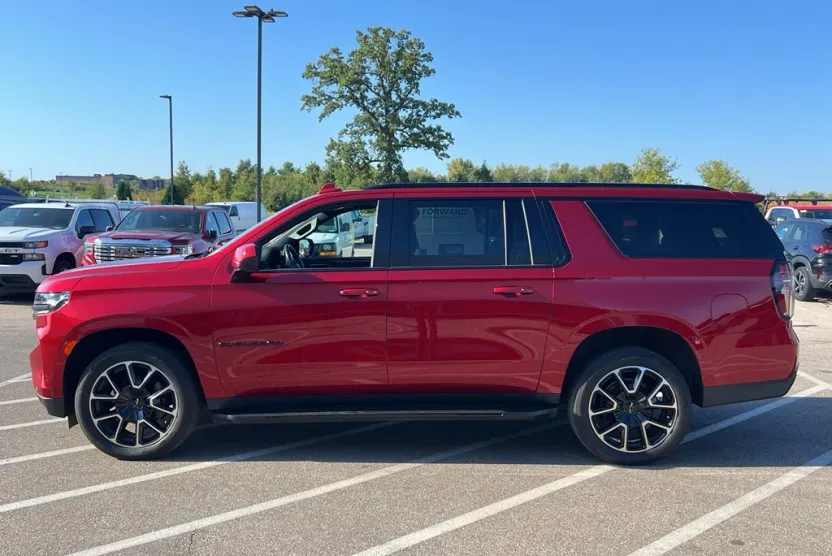 2022 Chevrolet Suburban RST photo 1