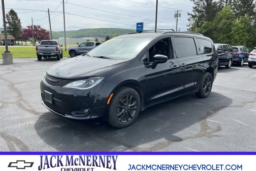 2020 Chrysler Pacifica Touring L photo 1