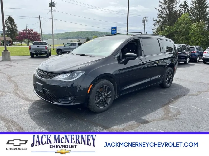 2020 Chrysler Pacifica Touring L photo 1