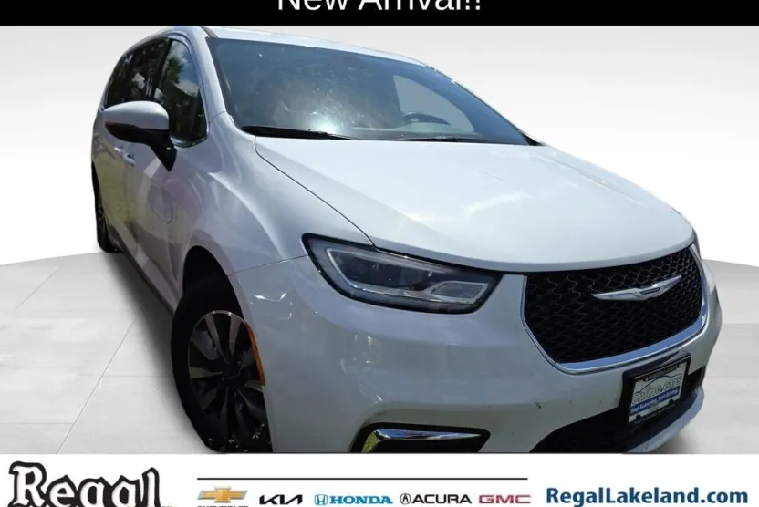 2023 Chrysler Pacifica Hybrid Touring L photo 1