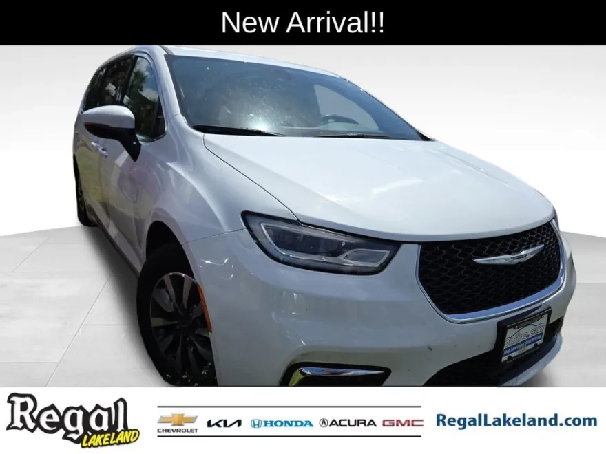 2023 Chrysler Pacifica Hybrid Touring L photo 1