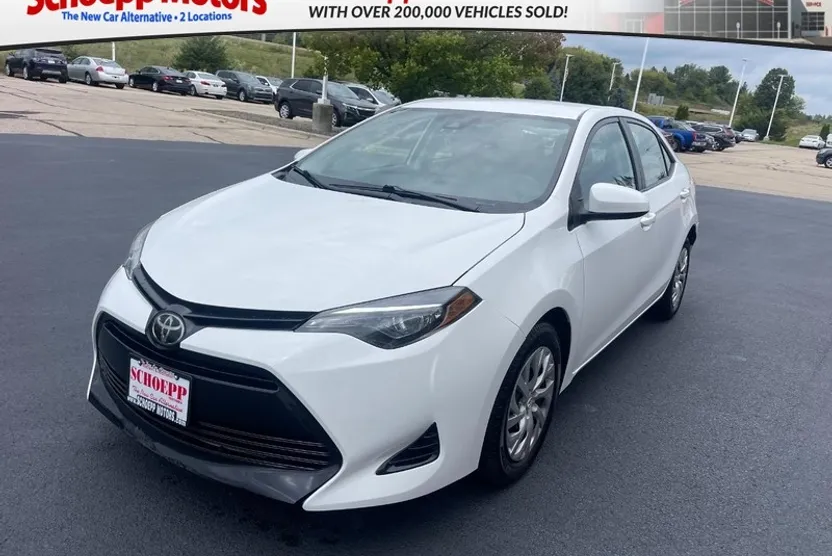 2019 Toyota Corolla LE photo 1