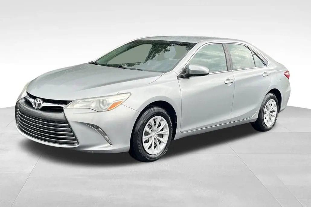 2015 Toyota Camry LE photo 1