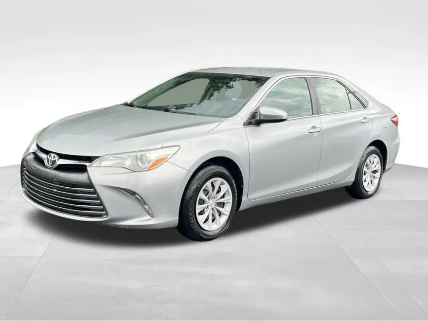 2015 Toyota Camry LE photo 1