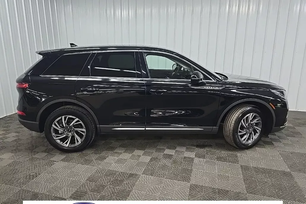 2023 Lincoln Corsair Standard photo 1