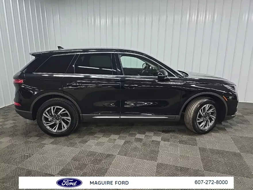2023 Lincoln Corsair Standard photo 1