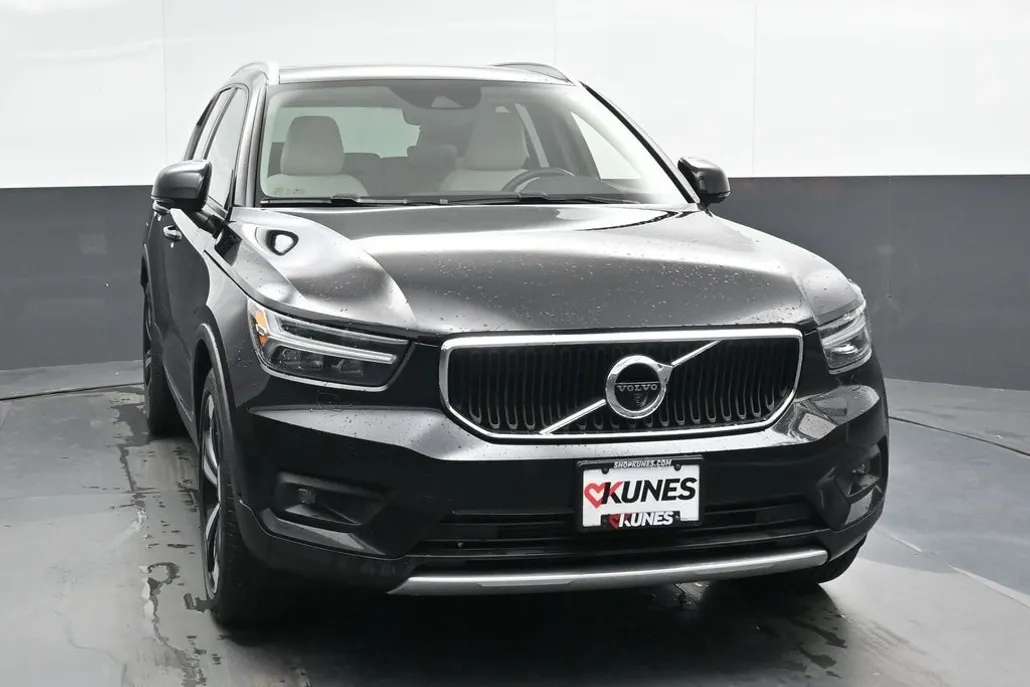 2021 Volvo XC40 T5 Momentum photo 1