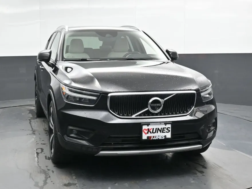 2021 Volvo XC40 T5 Momentum photo 1