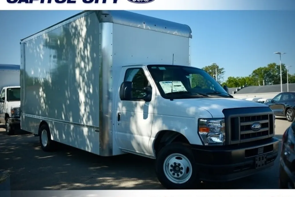 2025 Ford E-450 Cutaway photo 1