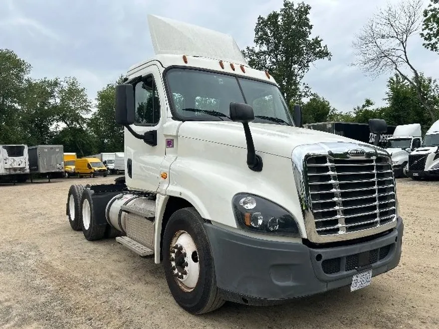2019 Freightliner Cascadia 125" Sleeper Cab photo 1