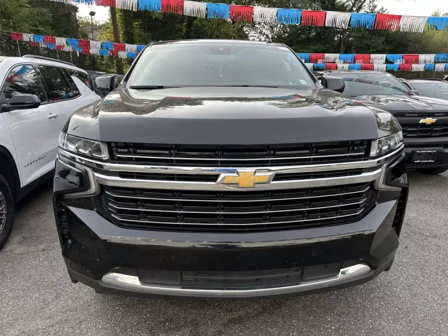 2024 Chevrolet Suburban LT photo 1