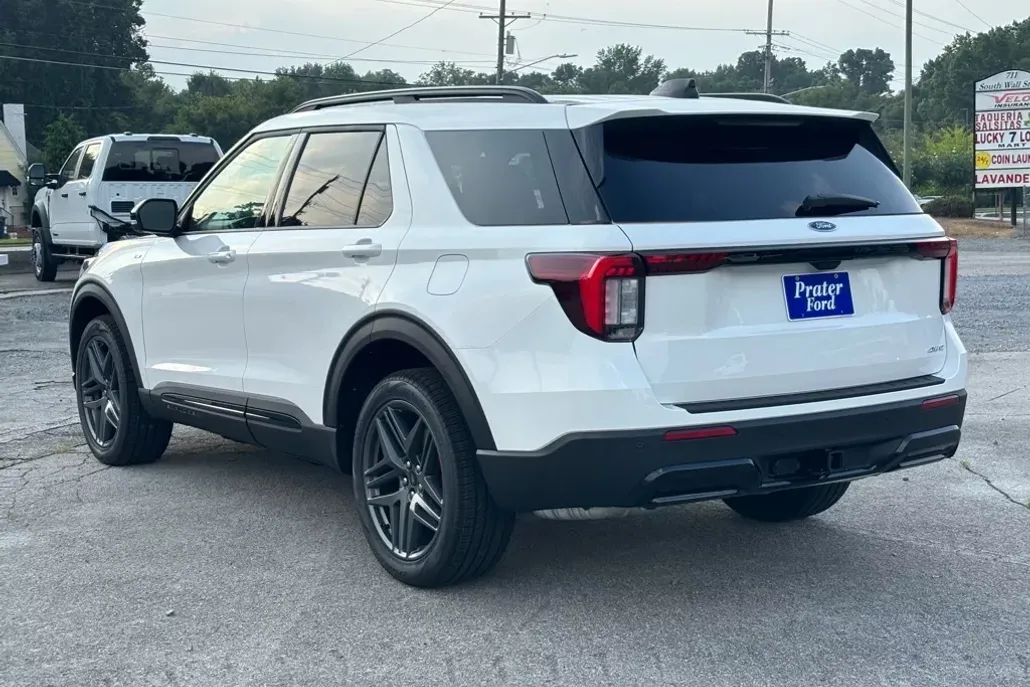 2025 Ford Explorer ST-Line photo 1