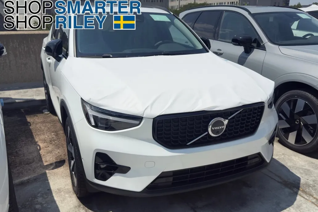 2026 Volvo XC40 Plus photo 1
