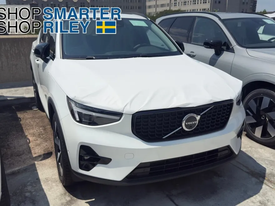 2026 Volvo XC40 Plus photo 1