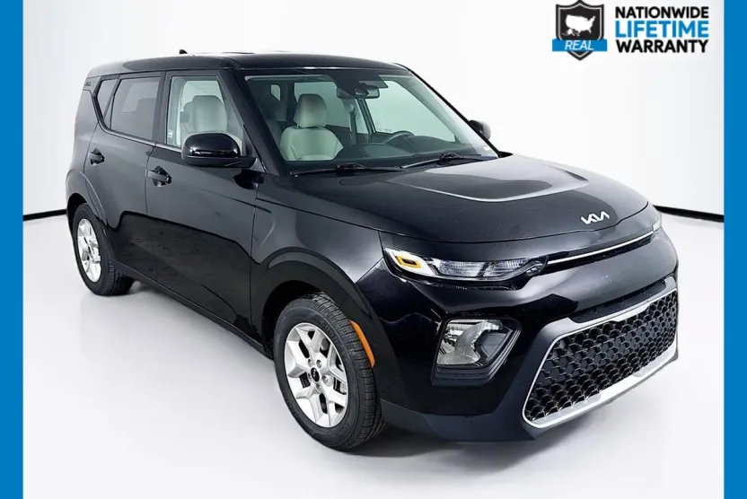 2022 Kia Soul LX photo 1
