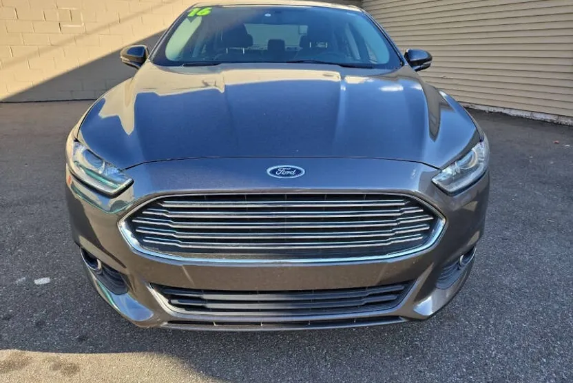 2016 Ford Fusion SE photo 1