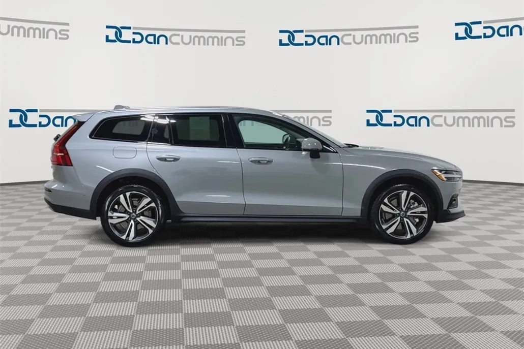2025 Volvo V60 Cross Country B5 Plus photo 1