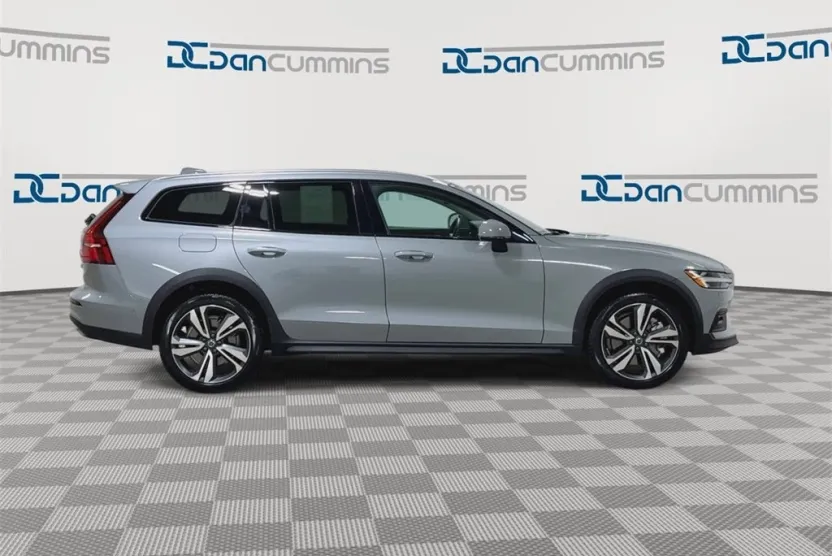 2025 Volvo V60 Cross Country B5 Plus photo 1